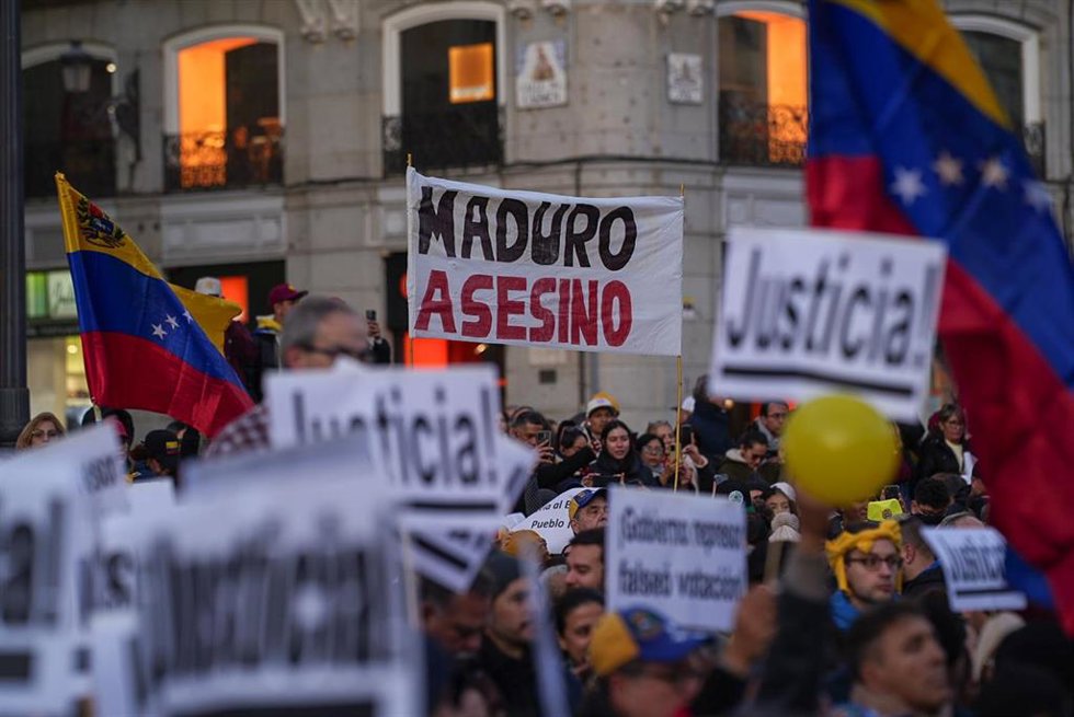 Decenas de personas durante la concentración contra el régimen de Nicolás Maduro antes de la toma de posesión como presidente de Venezuela, en la Puerta del Sol, a 9 de enero de 2025, en Madrid (España). El objetivo de la protesta es arropar al pueblo v