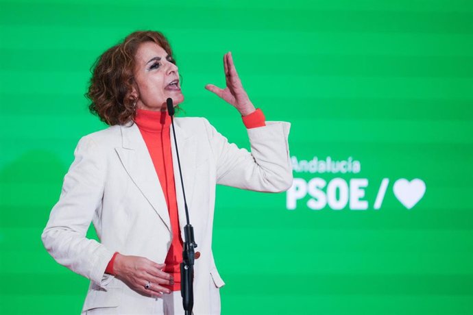 La vicepresidenta primera del Gobierno, ministra de Hacienda y vicesecretaria general del PSOE, María Jesús Montero interviene en el acto de presentación de su precandidatura a liderar el PSOE-A. (Foto de archivo).