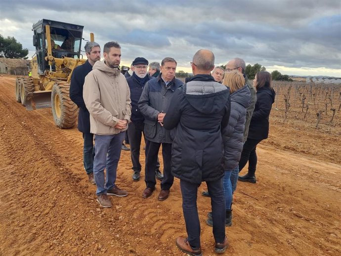 El ministro de Agricultura, Pesca y Alimentación, Luis Planas, en una explotación agrícola de Requena (Valencia) tras la dana.