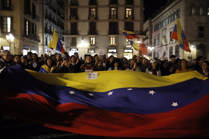 Unas 4.000 personas, según la Guardia Urbana, se han concentrado este jueves en la plaza Sant Jaume de Barcelona para pedir que el candidato opositor venezolano Edmundo González jure como presidente de Venezuela.