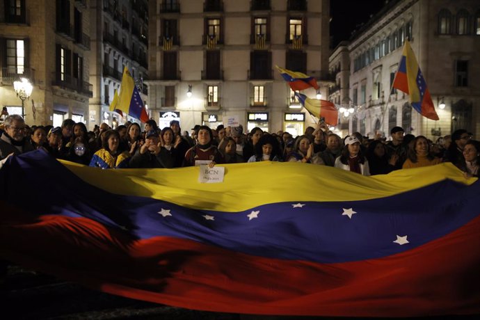 Unes 4.000 persones, segons la Guàrdia Urbana, s'han concentrat aquest dijous a la plaça Sant Jaume de Barcelona per demanar que el candidat opositor veneçolà Edmundo González juri com a president de Veneçuela.