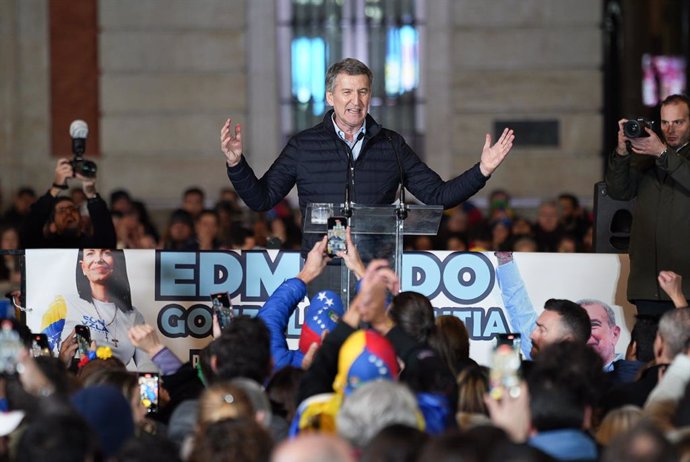 El presidente del Partido Popular, Alberto Núñez Feijóo, interviene durante la concentración contra el régimen de Nicolás Maduro antes de la toma de posesión como presidente de Venezuela, en la Puerta del Sol, a 9 de enero de 2025, en Madrid (España). El 