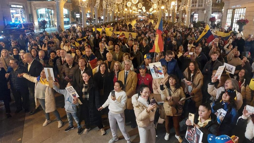 Concentración de Venbaleares para reivindicar la victoria de Edmundo González en las elecciones de julio de Venezuela.