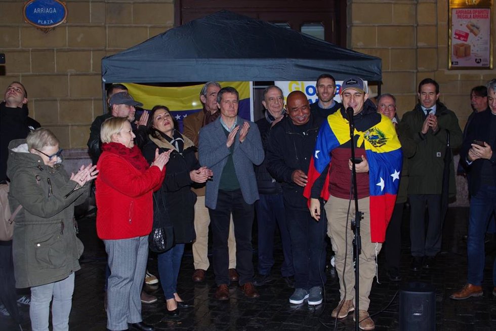 Acto en la plaza Arriaga de Bilbao en apoyo a Edmundo González.
