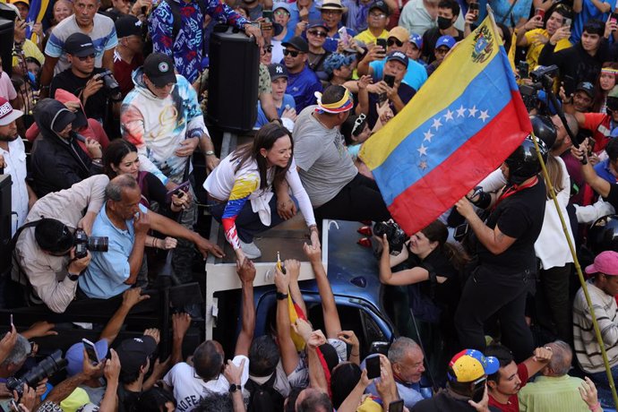 09 January 2025, Venezuela, Caracas: Venezuelan opposition leader Maria Corina Machado leads a demonstration against the re-inauguration of authoritarian President Nicolas Maduro. Machado, who had left her safe house for the first time in months to join t