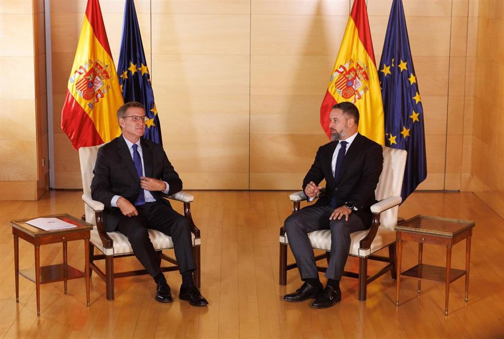 Archivo - El lider del PP, Alberto Núñez Feijóo (i) y el líder de VOX, Santiago Abascal (d), durante una reunión en el Congreso de los Diputados, a 5 de septiembre de 2023, en Madrid (España). El líder del Partido Popular, Alberto Núñez Feijóo, mantiene