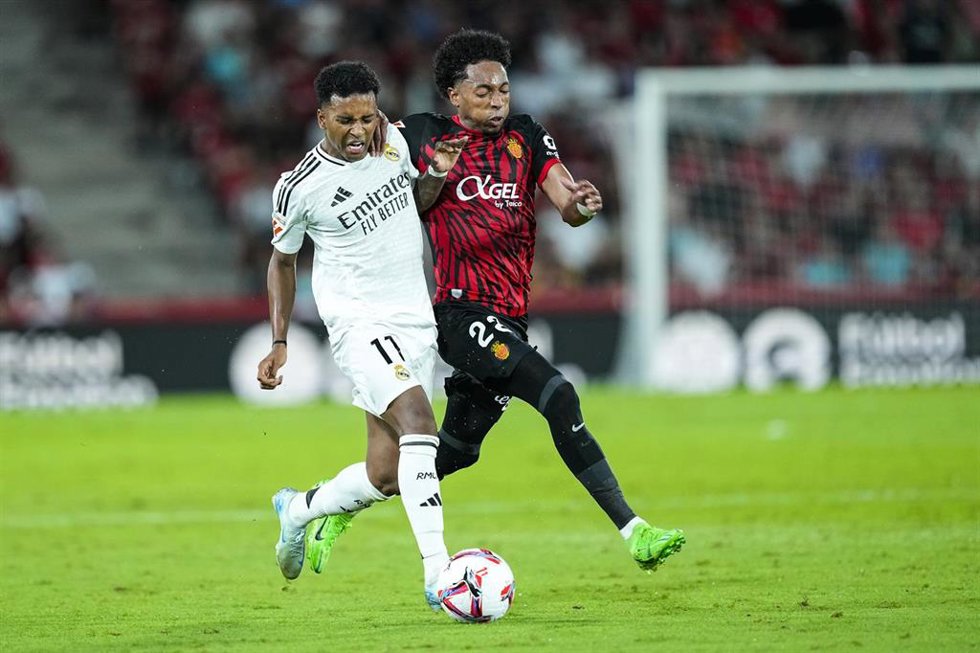 Archivo - Rodrygo Goes of Real Madrid and Johan Mojica of RCD Mallorca in action during the Spanish league, La Liga EA Sports, football match played between RCD Mallorca and Real Madrid at Son Moix stadium on August 18, 2024, in Mallorca, Spain.