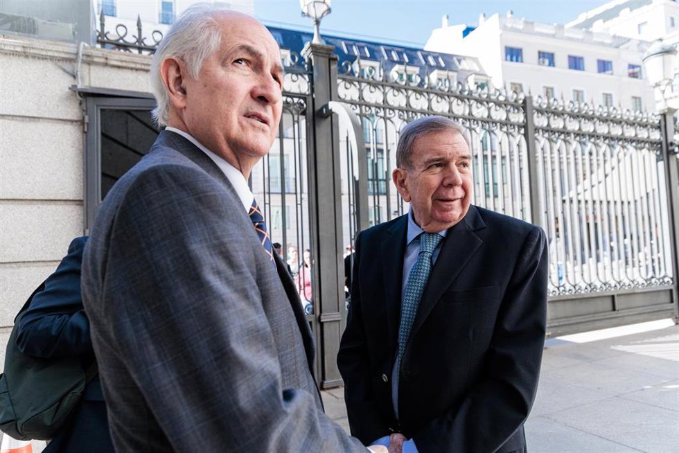 Archivo - El ex alcalde de Caracas, Antonio Ledezma (i) y el líder opositor de Venezuela Edmundo González (d), a su llegada a una reunión con el líder de VOX, en el Congreso de los Diputados, a 30 de septiembre de 2024, en Madrid (España). El encuentro 