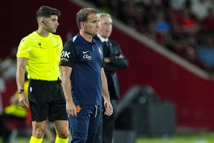 Archivo - Jagoba Arrasate, head coach of RCD Mallorca, looks on during the Spanish league, La Liga EA Sports, football match played between RCD Mallorca and Real Madrid at Son Moix stadium on August 18, 2024, in Mallorca, Spain.