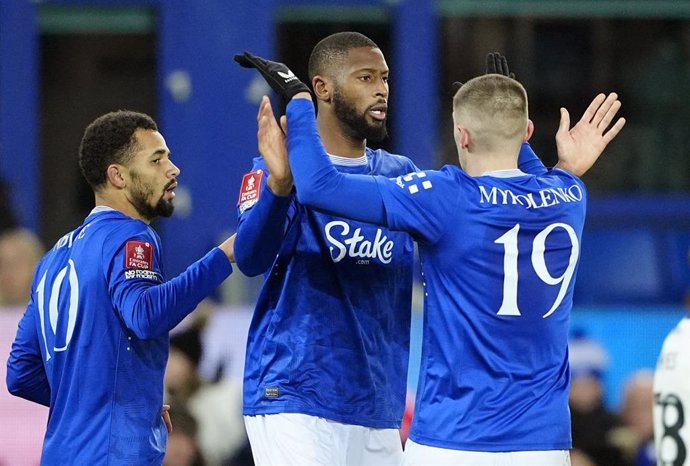 09 January 2025, United Kingdom, Liverpool: Everton's Beto (C) celebrates scoring his side's first goal with teammates during the English FA Cup soccer match between Everton and Peterborough United at Goodison Park. Photo: Peter Byrne/PA Wire/dpa