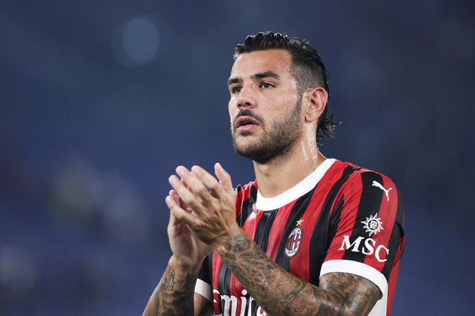 Archivo - Theo Hernandez of Milan greets his fans at the end of the Italian championship Serie A football match between SS Lazio and AC Milan on 31 August 2024 at Stadio Olimpico in Rome, Italy - Photo Federico Proietti / DPPI