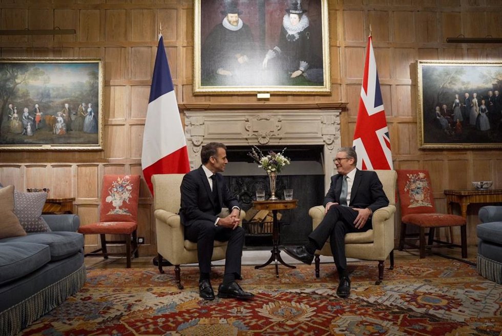 El primer ministro británico, Keir Starmer, recibe al presidente de Francia, Emmanuel Macron, en Chequers, la casa de campo del jefe de Gobierno de Reino Unido