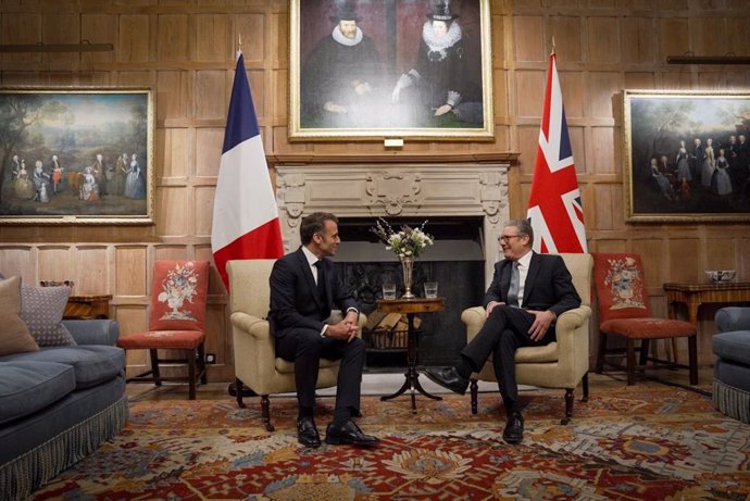 El primer ministro británico, Keir Starmer, recibe al presidente de Francia, Emmanuel Macron, en Chequers, la casa de campo del jefe de Gobierno de Reino Unido