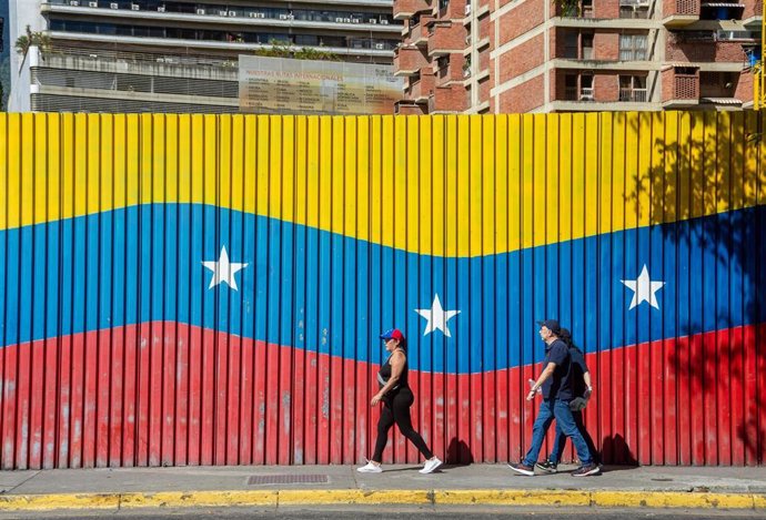 Vista de la bandera venezolana sobre una valla en la capital, Caracas