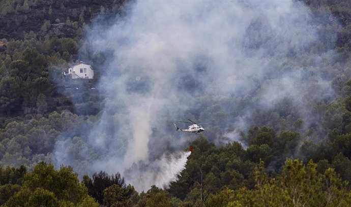 Archivo - Helicópteros de los bomberos trabajan en labores de extinción del incendio forestal que comenzó en Simat, a 13 de septiembre de 2024, en Barcheta, Valencia, Comunidad Valenciana (España). 