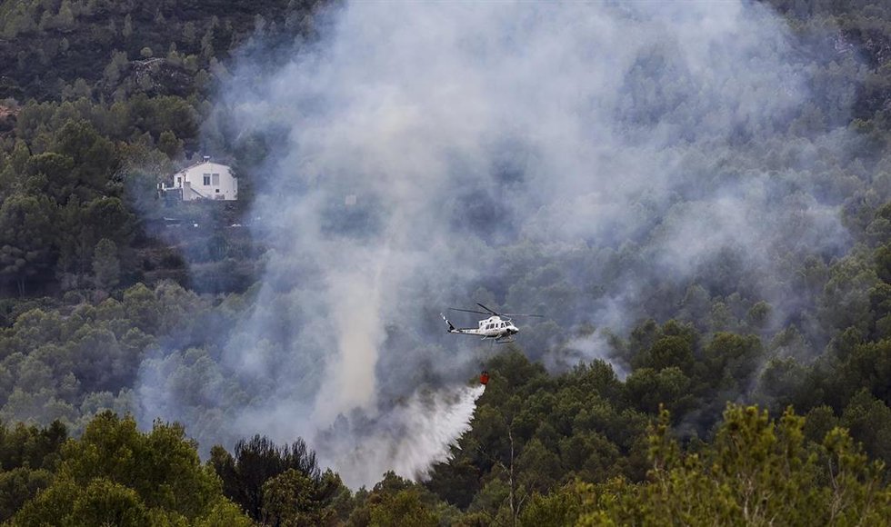 Archivo - Helicópteros de los bomberos trabajan en labores de extinción del incendio forestal que comenzó en Simat, a 13 de septiembre de 2024, en Barcheta, Valencia, Comunidad Valenciana (España).