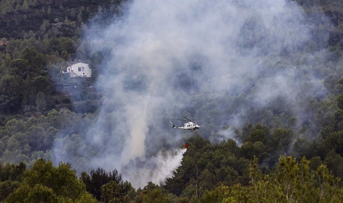 Archivo - Helicópteros de los bomberos trabajan en labores de extinción del incendio forestal que comenzó en Simat, a 13 de septiembre de 2024, en Barcheta, Valencia, Comunidad Valenciana (España). El incendio forestal declarado hoy en la localidad valenc