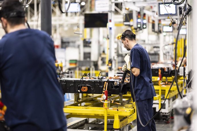 Archivo - Varios empleados en la planta automovilística de Stellantis, a 7 de septiembre de 2022, en Figueruelas, Zaragoza, Aragón (España). La factoría de Stellantis retomó la producción en todos sus turnos, el pasado domingo, 4 de septiembre, después de