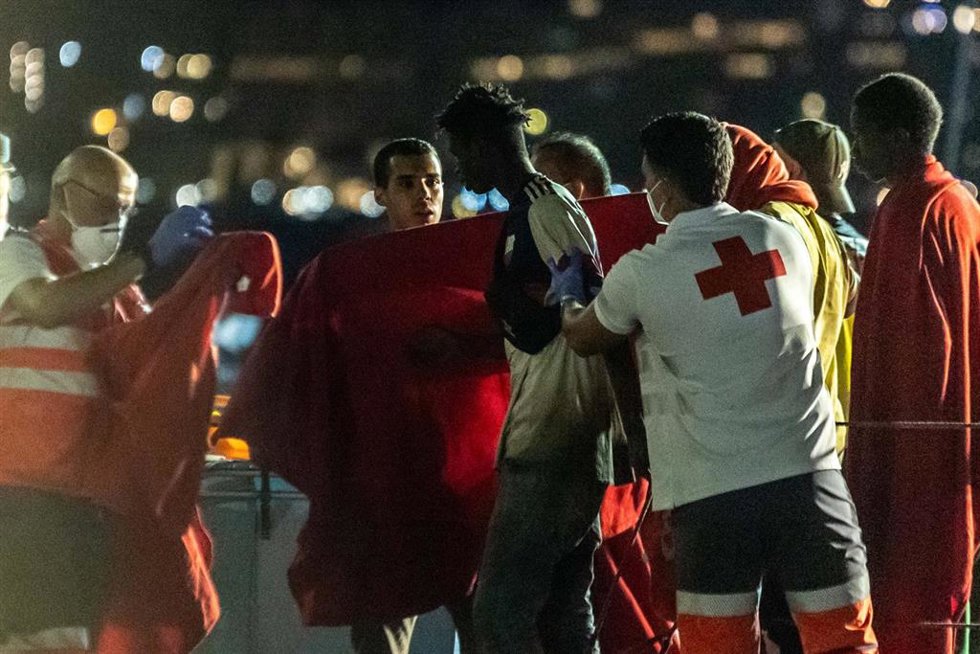 Archivo - Trabajadores de la Cruz Roja reciben a las personas de un cayuco rescatadas por una embarcación de Salvamento Marítimo, en el muelle de Arguineguín, a 23 de julio de 2024, en Gran Canaria, Canarias (España). 