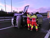 Vuelca un coche en la A-8 en Colindres tras chocar contra un camión