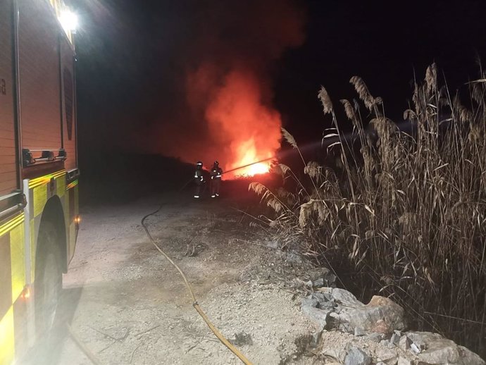 Efectivos del CEIS trabajan en la extinción de un incendio forestal en la Rambla del Salar, entre Archena y Ceutí