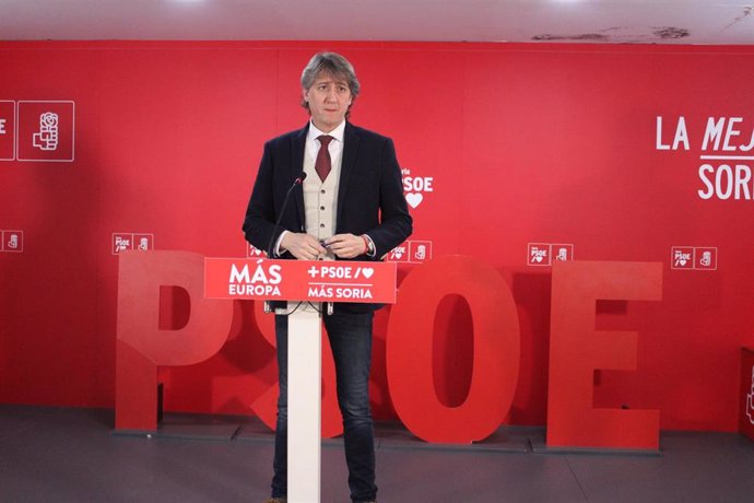 El secretario provincial del PSOE y alcalde de Soria, Carlos Martínez, durante una rueda de prensa, en la sede de Soria.