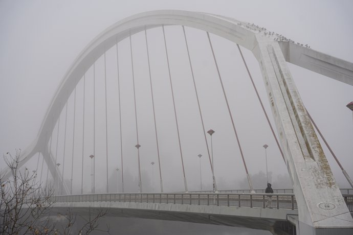 Zona del puente de La Barqueta, con niebla esta mañana de viernes de enero