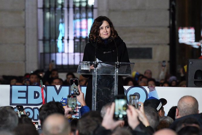 La presidenta de la Comunidad de Madrid, Isabel Díaz Ayuso, interviene durante la concentración contra el régimen de Nicolás Maduro antes de la toma de posesión como presidente de Venezuela, en la Puerta del Sol, a 9 de enero de 2025, en Madrid (España).