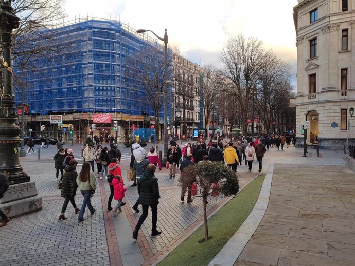 Consumidores por la zona Comercial de la Gran Vía bilbaína