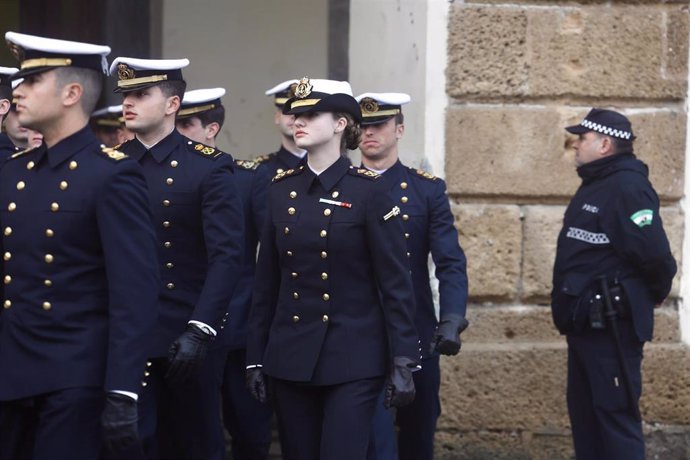 La Princesa Leonor, junto al resto de guardiamarinas del buque escuela 'Juan Sebastián Elcano', llegando al Ayuntamiento de Cádiz para una recepción oficial antes de zarpar este sábado.