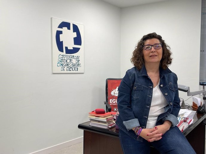 Archivo - La secretaria general de CCOO Euskadi, Loli García, en la sede del sindicato