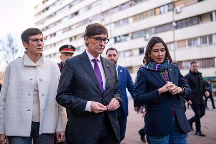 (I-D) La alcaldesa de Sant Adrià de Besòs, Filo Cañete; el presidente de la Generalitat, Salvador Illa, y la consellera de Interior y Seguridad Pública de la Generalitat, Núria Parlon, visitan el barrio de La Mina, a 9 de enero de 2024, en Sant Adrià.