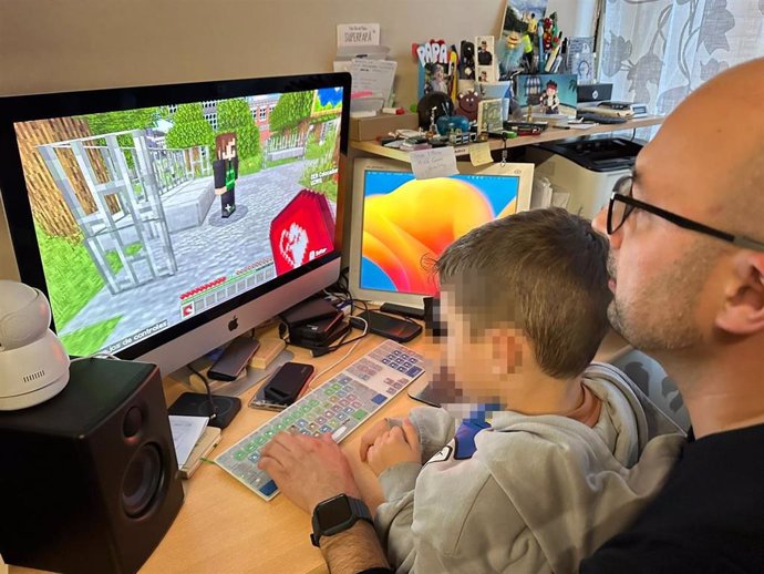 El investigador Daniel Guillén utilizando el videojuego educativo desarrollado por la UCAM en Minecraft Education Edition para enseñar RCP