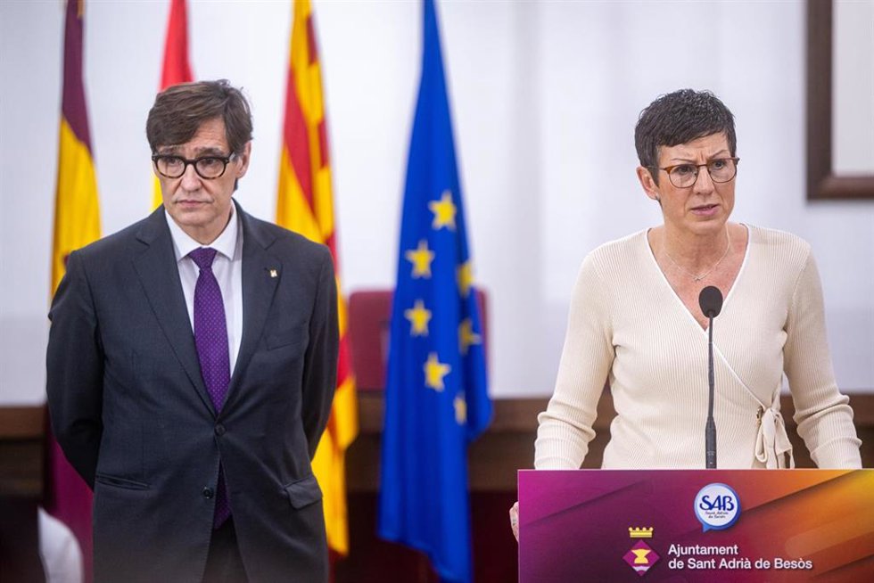 La alcaldesa de Sant Adri de Bess, Filo Cañete, y el presidente de la Generalitat, Salvador Illa, comparecen en una rueda de prensa tras una reunión, en el Ayuntamiento de Sant Adri de Bess.
