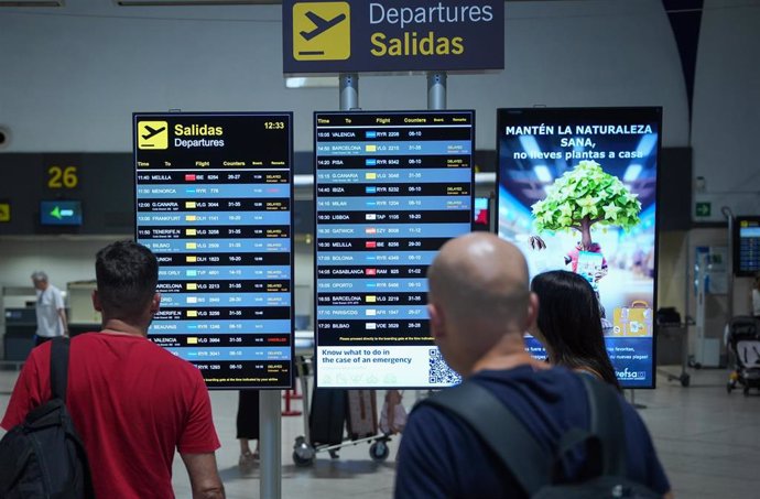 Archivo - Pantalla informativa con los vuelos retrasados en el Aeropuerto de San Pablo.