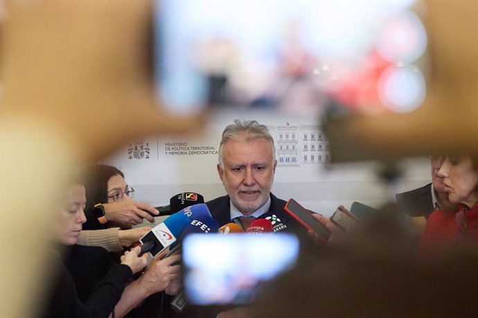 El ministro de Política Territorial y Memoria Democrática, Ángel Víctor Torres, y el presidente de Canarias, Fernando Clavijo, durante una reunión, en el Ministerio de Política Territorial y Memoria Democrática, a 9 de enero de 2025, en Madrid (España). D