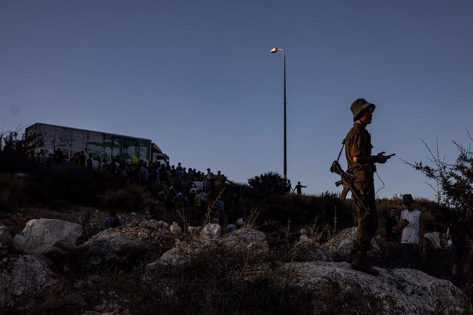 Archivo - Colonos erigiendo un campamento en una zona militar cerrada cerca del asentamiento de Barkan, en Cisjordania (archivo)