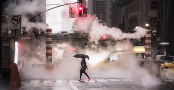 Archivo - Mujer paseando, contaminación. Ciudad