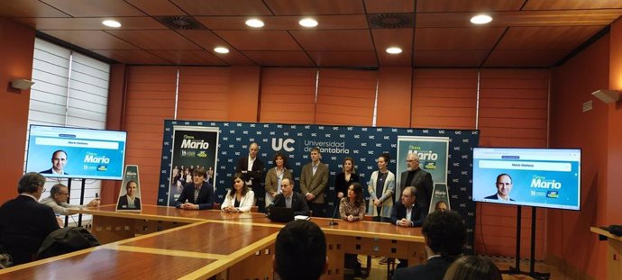 Rueda de prensa de valoración de campaña del candidato a rector de la UC Mario Mañana, acompañado de su equipo