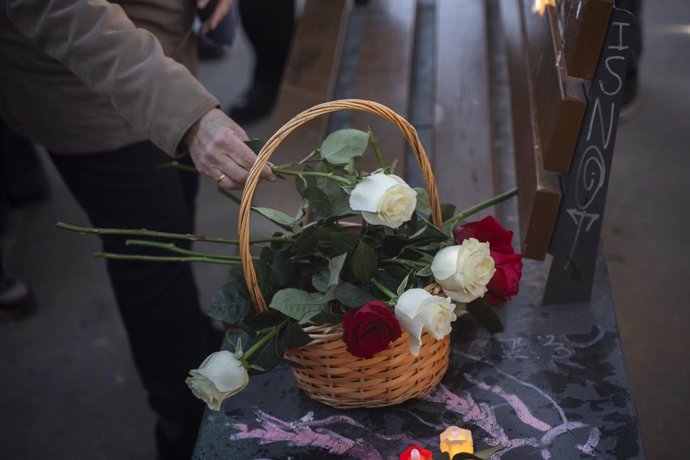 Una ofrena floral durant un homenatge als voluntaris i les víctimes de la dana