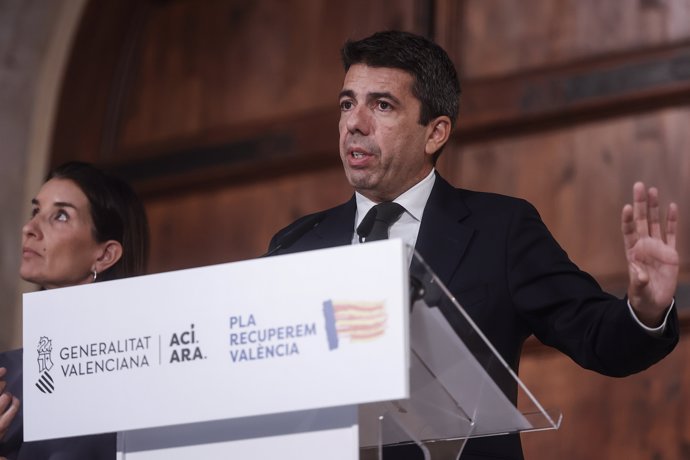 El presidente de la Generalitat Valenciana, Carlos Mazón, y la consellera de Hacienda y Economía, Ruth Merino, ofrecen una rueda de prensa, en el Palau de la Generalitat, a 10 de enero de 2025, en Valencia, Comunidad Valenciana (España).