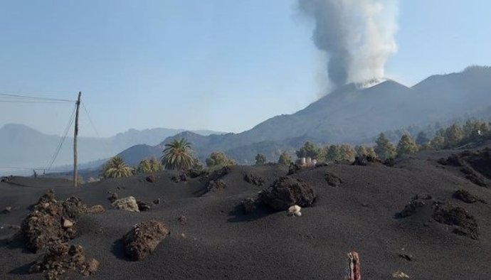 Un campo de ceniza volcánica durante la erupción del volcán Cumbre Vieja