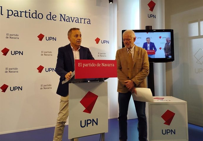 El portavoz parlamentario de UPN en materia de vivienda, Juan Luis Sánchez de Muniáin, y el portavoz municipal de vivienda, Juan José Echeverría