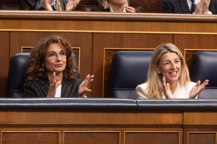 Archivo - La vicepresidenta primera y ministra de Hacienda, María Jesús Montero (i) y la vicepresidenta segunda y ministra de Trabajo, Yolanda Díaz (d), aplauden durante un pleno en el Congreso de los Diputados, a 14 de noviembre de 2024, en Madrid (Españ