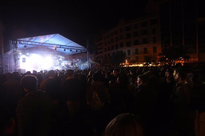 Cientos de personas se reúnen para ver los conciertos por la Revetla de Sant Sebastià. Archivo