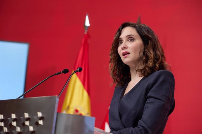 La presidenta de la Comunidad de Madrid, Isabel Díaz Ayuso, ofrece una rueda de prensa tras la reunión del Consejo de Gobierno, en la Real Casa de Correos, a 26 de diciembre de 2024, en Madrid (España).