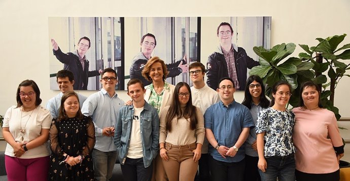 Soledad Herreros de Tejada, presidenta de la Fundación Prodis, junto a varios jóvenes que participan en las iniciativas de la institución