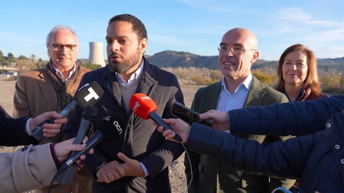 El secretario general de Vox y líder del partido en Catalunya, Ignacio Garriga, y el eurodiputado Jorge Buxadé en declaraciones a periodistas ante la central de Ascó (Tarragona)