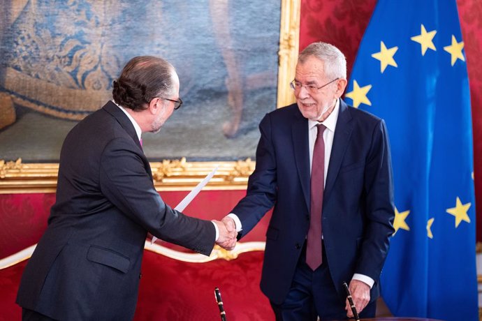 10 January 2025, Austria, Vienne: Austrian President Van der Bellen entrusts Alexander Schallenberg (OeVP) with the continuation of the administration of the Austrian Chancellery on 10 January 2025, in the Presidential Chancellery in Vienna. Photo: Georg 