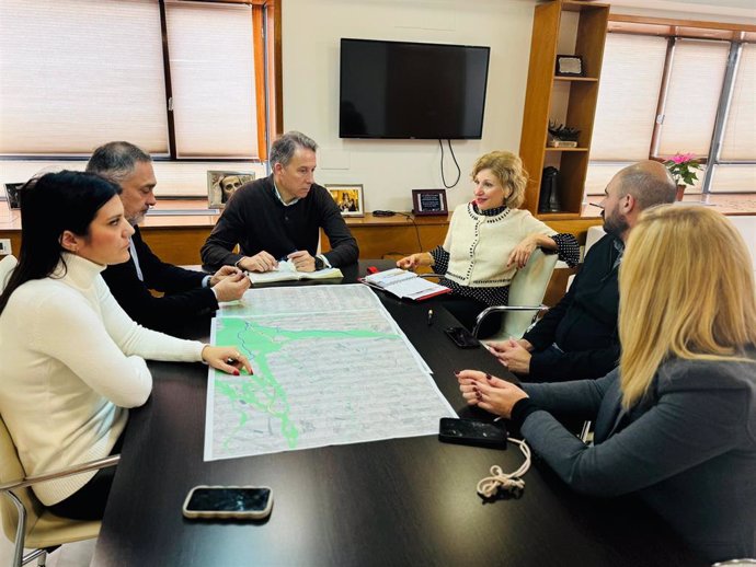 El alcalde de Lorca, Fulgencio Gil, reunido con la presidenta del Colegio Oficial de Arquitectos de la Región, María José Peñalver, y el vicedecano, Pedro Sanz